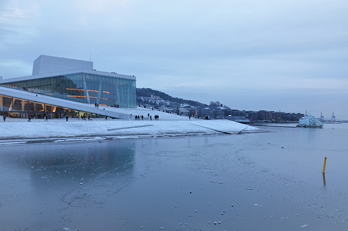 Sehenswürdigkeit in Oslo Opernhaus mit Schnee und vereistem Meer