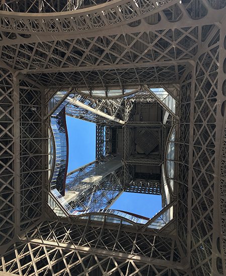 Kurztrip Paris - Eiffelturm - Stahlgerüst von unten